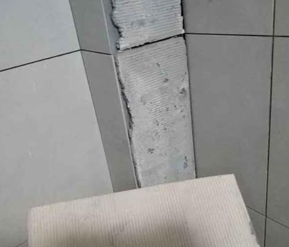 唐山瓷砖空鼓维修公司分享下厨房瓷砖脱落的补救措施。